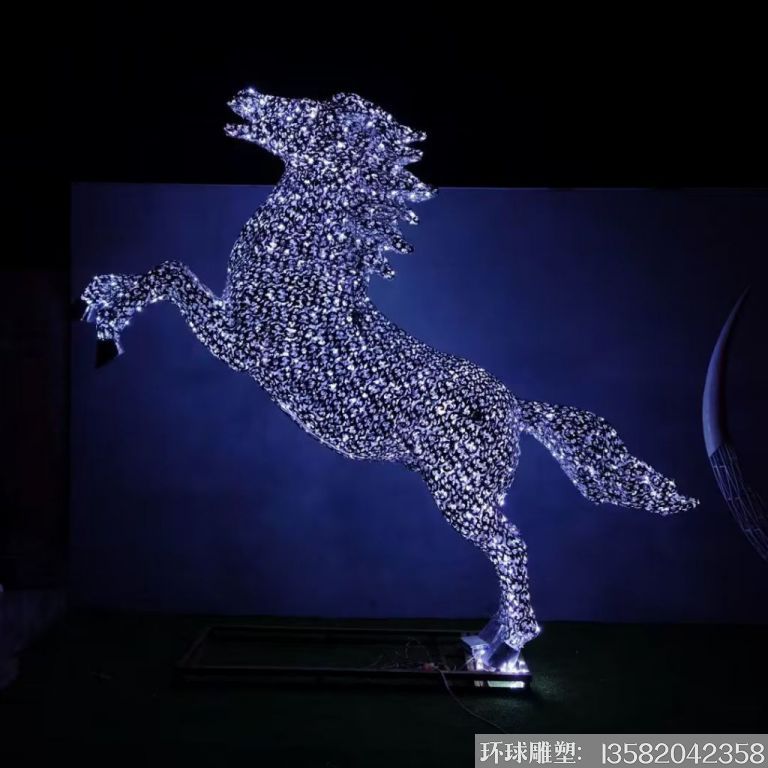 不锈钢大型镂空马雕塑