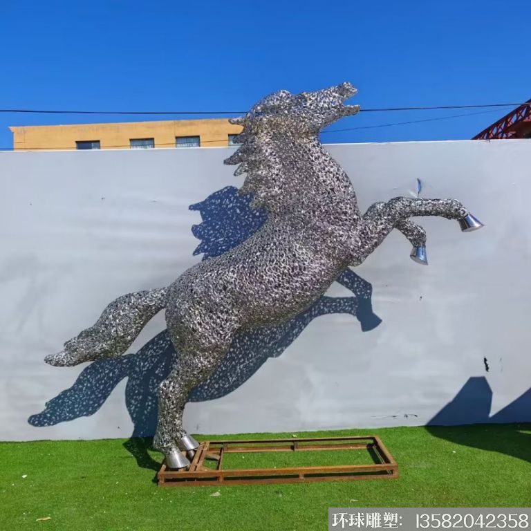 不锈钢大型镂空马雕塑5