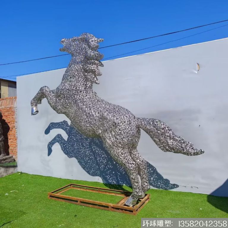 不锈钢大型镂空马雕塑1