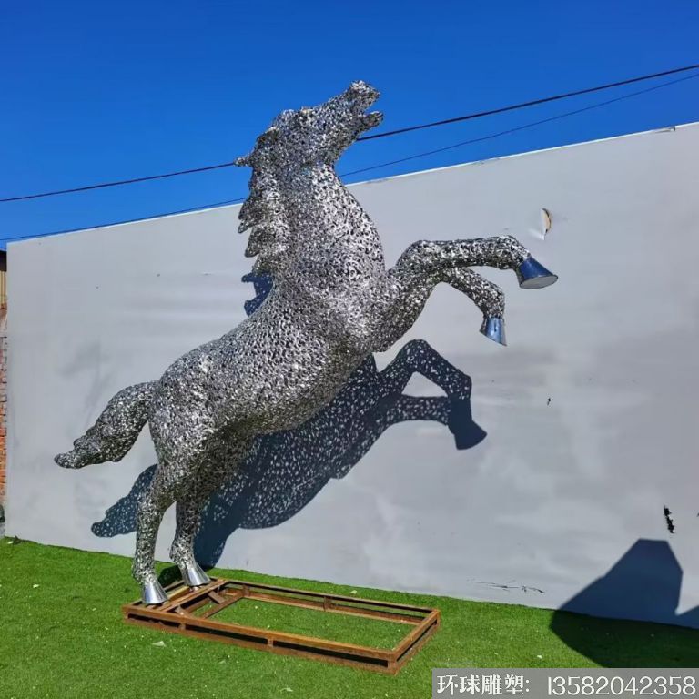 不锈钢大型镂空马雕塑4